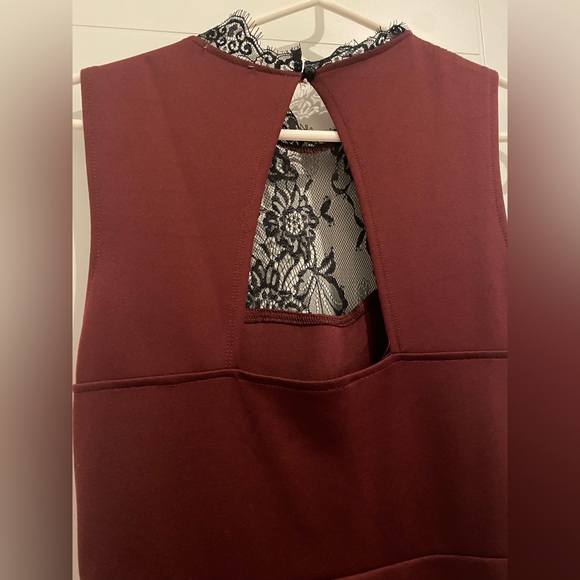 Maroon Dress w. Black Lace Neckline - Picture 4 of 9